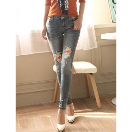 Stylish Skull Trim Distressed Skinny Jeans